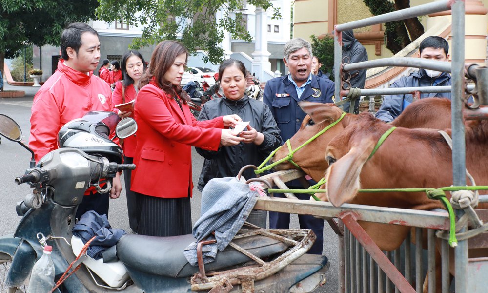 More than 7,700 poor households receive Tet gifts in Bac Ninh 